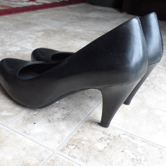 Le Chateau- woman black  shoes  Size 7 Genuine Leather - Picture 2 of 12